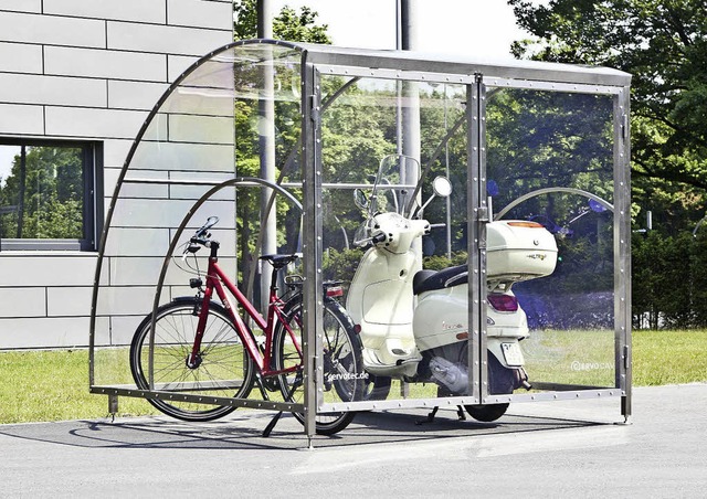 Sicher und wettergeschtzt sind Rad und Roller in einer abschliebaren Garage.  | Foto: cervotec/Bovega/dpa
