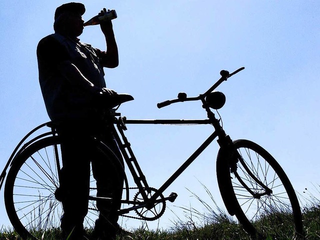 Radfahrer mit Bierflasche &#8211; hier am Vatertag.  | Foto: dpa