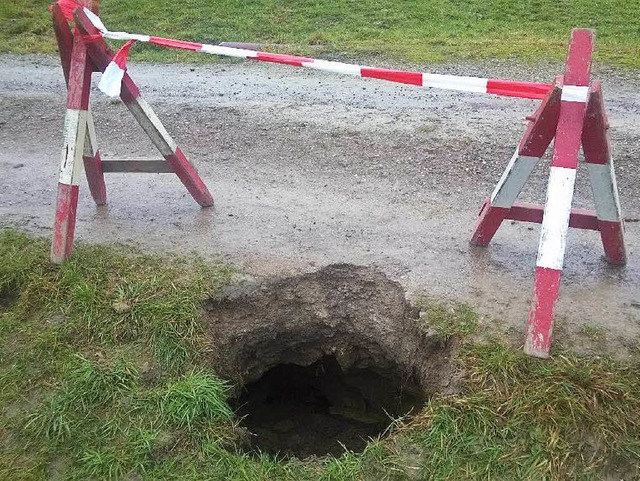 Das am Wagmattweg entstandene Loch unter der Erdoberflche wurde abgesperrt.   | Foto: privat