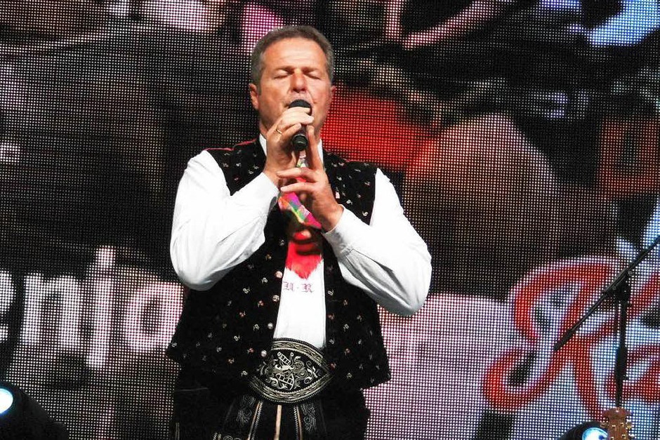 Mit einem umfangreichen Konzert<?TrFug?>
programm begeisterten die Kastelruther Spatzen aus Südtirol das Publikum in Murg. Das Vorprogramm bestritt die Sängerin Sonja Christin. Mit einem umfangreichen Konzert<?TrFug?>
programm begeisterten die Kastelruther Spatzen aus Südtirol das Publikum in Murg. Das Vorprogramm bestritt die Sängerin Sonja Christin.