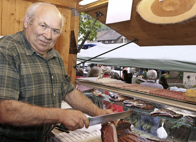 Der Marktmeister Anton Beck in seinem eigenen Stand.   | Foto: Heidi Fssel