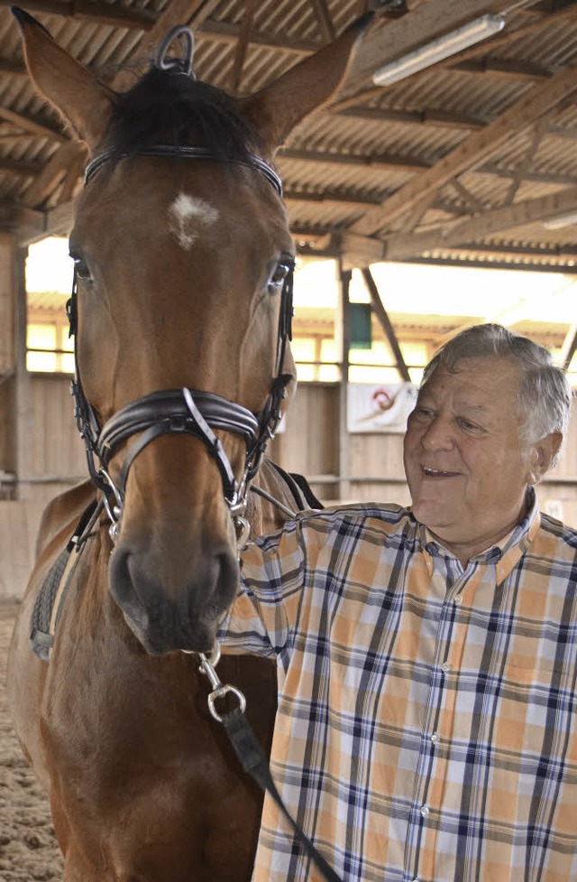 Karl-Heinz Gerlach, der Vorsitzende de...ibus, dem  Hengst von Reinhard Gries.   | Foto: Sigrid Umiger