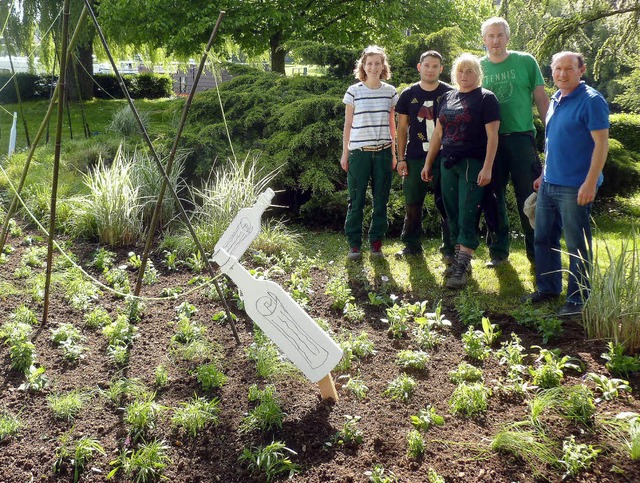 Christina Volz, Jakob Maus, Hildegard ...Dole ein Beet zum Thema Flaschenpost.   | Foto: Stadt