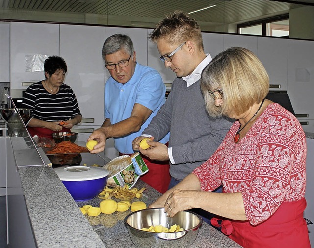 Bei der Buchvorstellung wurde auch gek...e (Mitte) half beim Kartoffelschlen.   | Foto: Adelbert Mutz