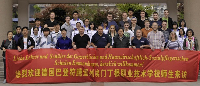 Gruppenfoto mit Gsten: Eine Abordnung...GHSE war bei einem Austausch in China.  | Foto: privat