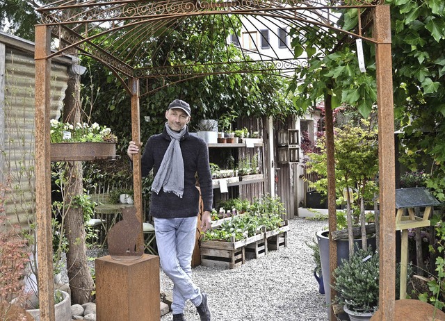 Florian Wild in seinem  Blumenladen &#8222;Raum und Garten&#8220;.   | Foto: Katja Marr