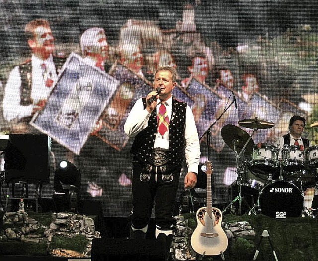 Fotos auf einer  Groleinwand untermal...    Norbert Rier in der Murgtalhalle.   | Foto: Jessica Lichetzki