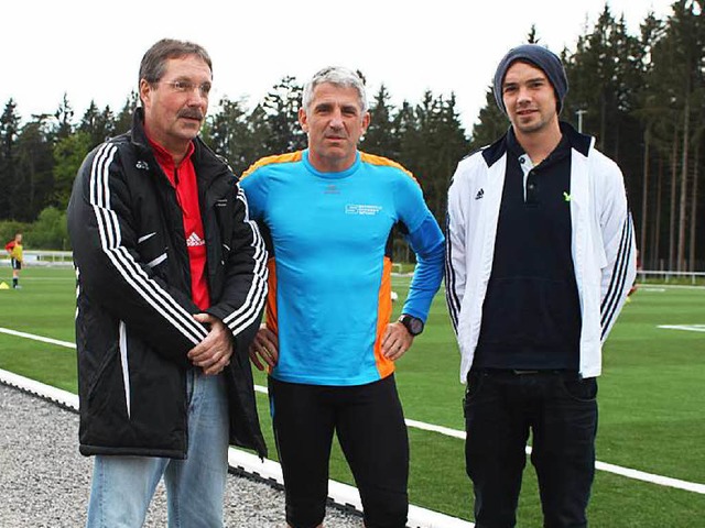 Axel Kostenbader (Mitte) will 32 Kilom...ern die Daumen fr sportlichen Erfolg.  | Foto: Martha Weishaar