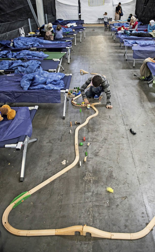 Alltag in einer Notunterkunft fr Flchtlinge in Rottenburg   | Foto: dpa