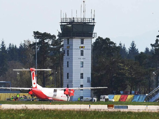 Blick auf den Tower des Flughafens in Rheinmnster.  | Foto: dpa