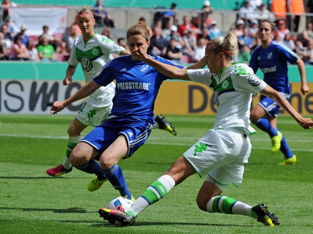 Julia Zimstein (blaues Trikot) und der... 1:2 im DFB-Pokal-Finale das Nachsehen  | Foto: Michael Heuberger