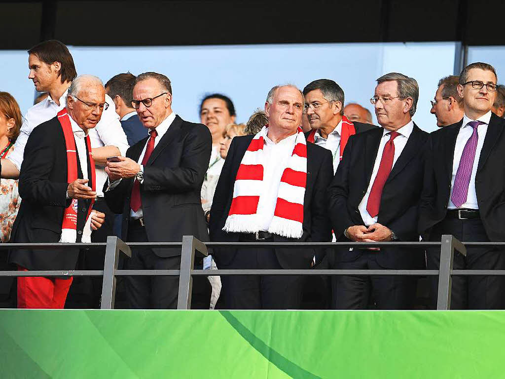 Der ehemalige Bayern-Prsident Uli Hoene whrend des Spiels.