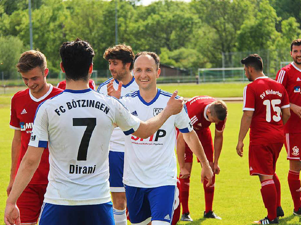 Jubel beim FC Btzingen: Die erste Mannschaft hat berraschend doch noch den Klassenerhalt geschafft.