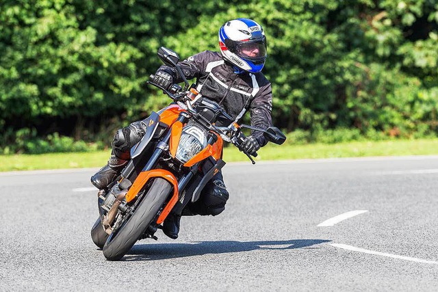 Symbolbild: Ein Motorradfahrer ist am ...heiligen von seiner Maschine gestrzt.  | Foto: dpa-tmn