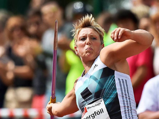 Christina Obergfll schleudert das 600 Gramm schwere Sportgert auf 64,96 Meter.  | Foto: dpa