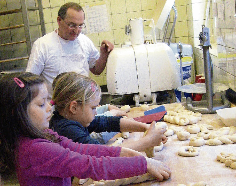 Kita-Kinder helfen beim Bäcker mit.   | Foto: Adelbert Mutz