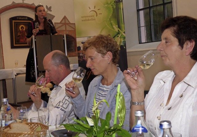 Weinprinzessin Lena Grodel (im Hinterg...Weine  im Heiligenzeller Schlssle an.  | Foto: Frank Leonhardt