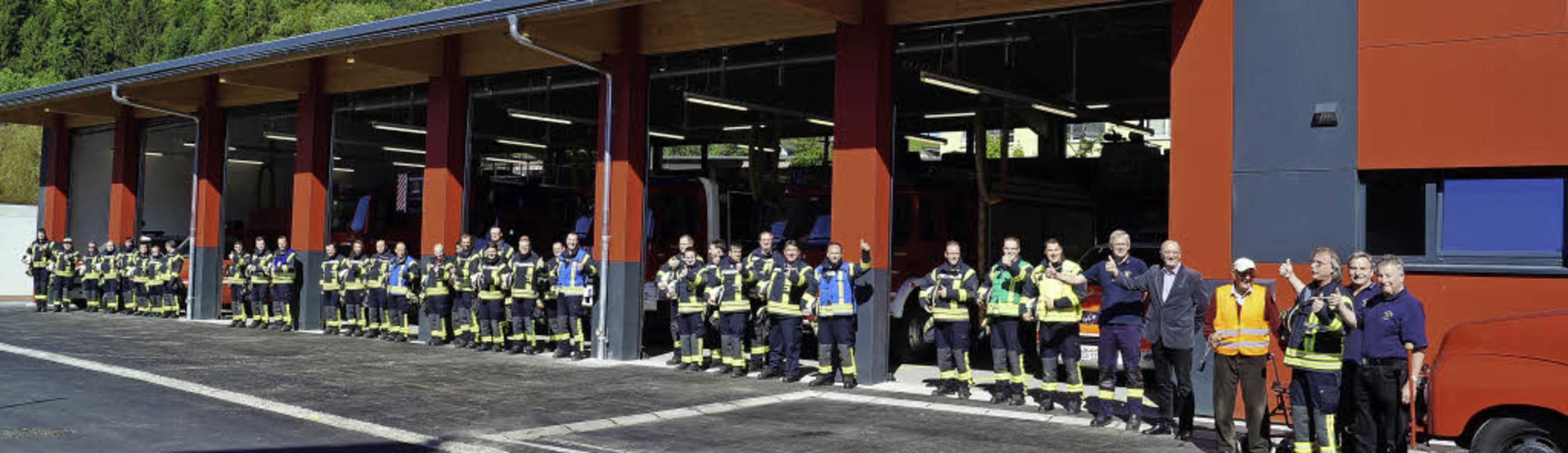 Die Fahrzeuge sind eingeparkt, jetzt h...0; fr die neue Kanderner Feuerwache.   | Foto: Silke Hartenstein