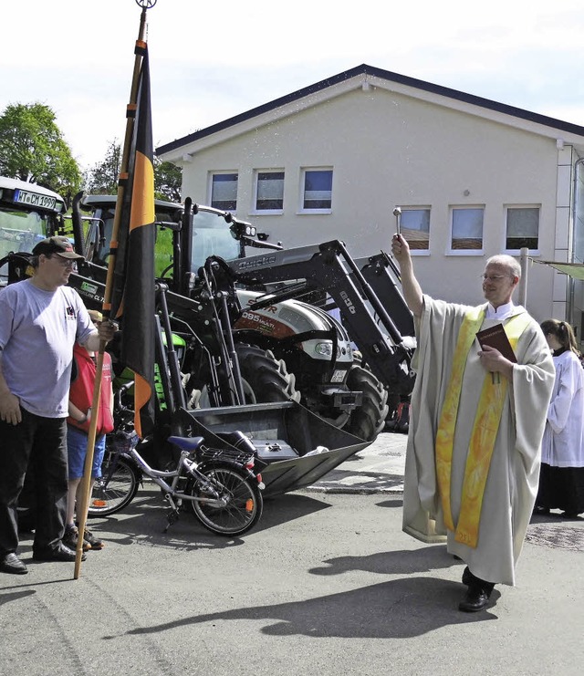 Mit Gottes Segen: Pfarrer Bernhard Sta... Sonntag die Traktoren in Rotzingen.    | Foto: Jessica Lichetzki