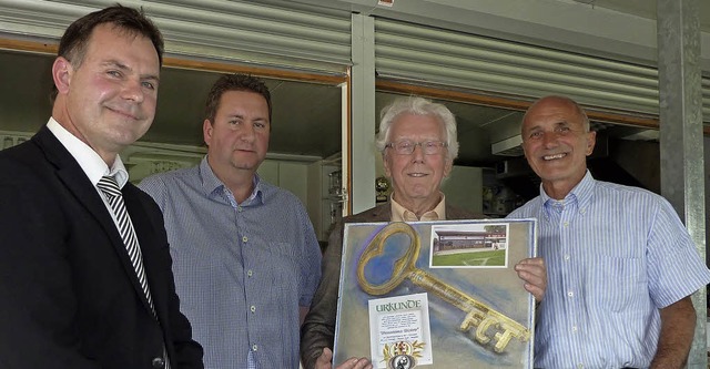 Thomas Rsner (ganz rechts), Schpfer ...nd seinen Stellvertreter Thomas Fross.  | Foto: Karlernst Lauffer