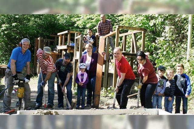 Fleiige Helfer packen beim Spielplatz mit an