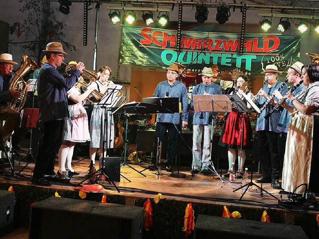 Die ortseigenen &#8222;Holzschopfmusik...tig den Bauernball beim Frhlingsfest.  | Foto: Karin Hei