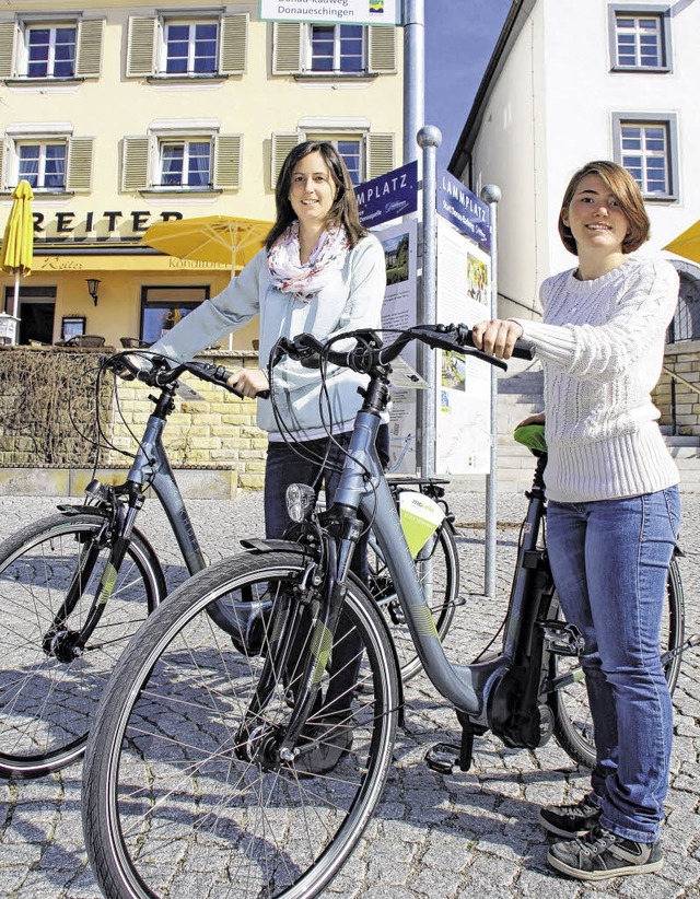 Annika Engel (links) und Michelle Zandona von der Tourist-Info mit den E-Bikes.   | Foto: Falke