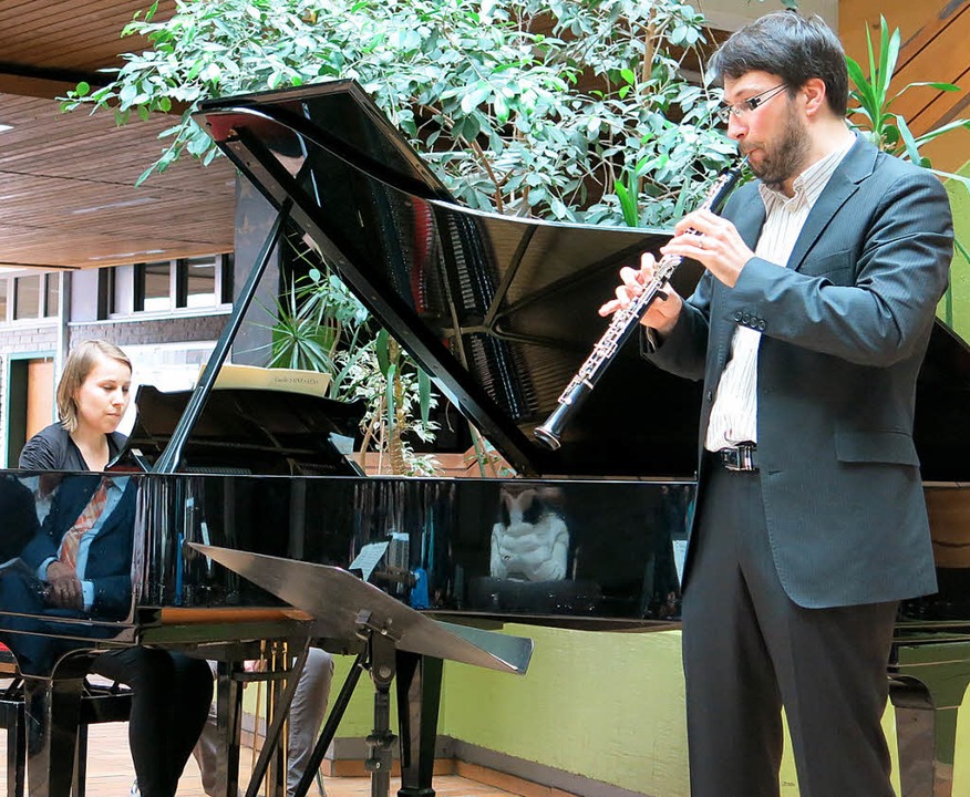Die Geschwister Evamaria und Benjamin ...Aula des Martin-Schongauer-Gymnasiums.  | Foto: Claudia Mller