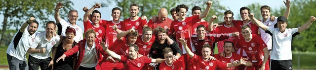 Die Lffinger Rothosen bejubeln nach d... den zweiten Platz in der Landesliga.   | Foto: WOLFGANG SCHEU