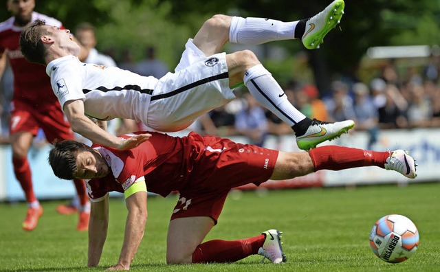 Der SC Freiburg II (oben Florian Kath)... SC (unten Dennis Bhrer) hofft noch.   | Foto: Seeger