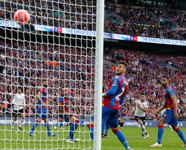 Schuss ins Glck: ManU-Spieler Jesse L...zielt das  Siegtor  im FA-Cup-Finale.   | Foto: AFP