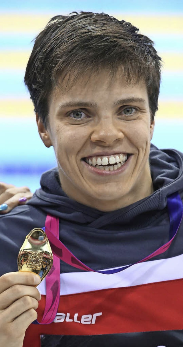 Gold: Stolz prsentiert Franziska Hentke ihre Medaille.   | Foto: afp