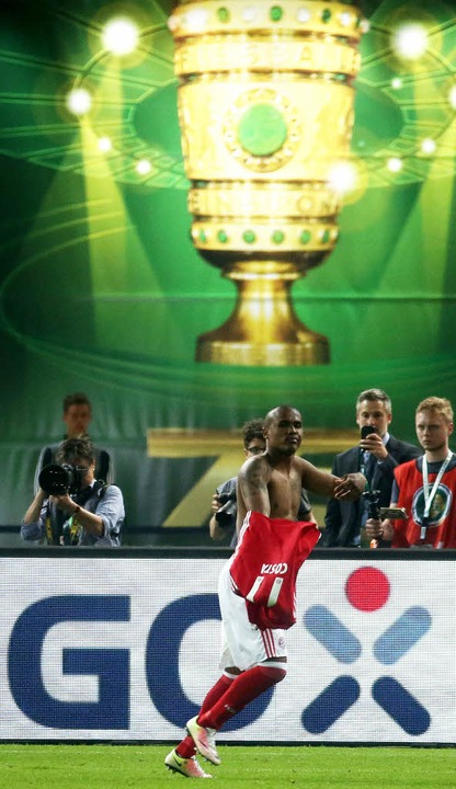 Volltreffer: Douglas Costa nach seinem entscheidenden  Elfmetertor  | Foto: dpa