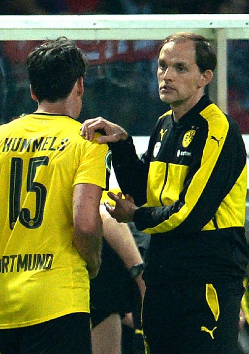 Blick ins Leere: Dortmunds Trainer Tho...bei der Auswechslung von Mats Hummels.  | Foto: dpa