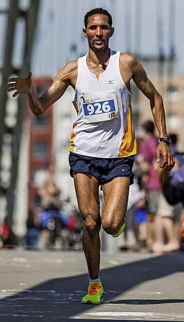 Sieger ber 21,1 Kilometer: Behre Zeremariam aus Eritrea  | Foto: Grant Hubbs