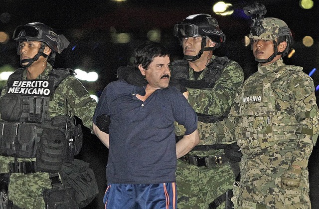 Sicherheitskrfte fhrten den mexikani...m sein  Versteck entdeckt worden war.   | Foto: dpa