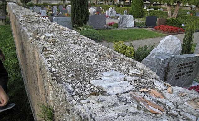 Sanierungsbedrftig ist die Mauer am F...macht  sich ein Leser seine Gedanken.   | Foto: privat