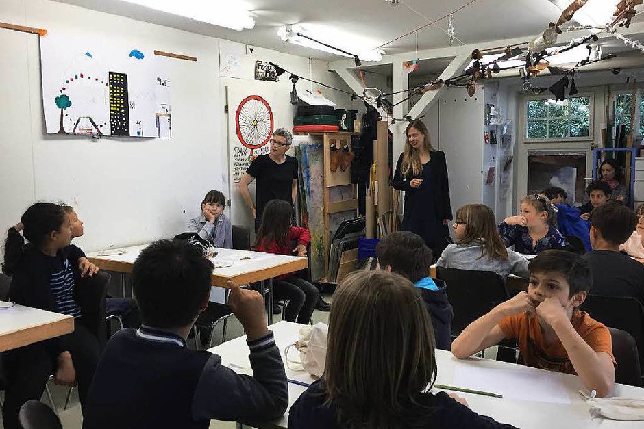 Los ging es im Kinderclub, einem Werkraum des Museums. Olivia Jenni (hinten rechts) und Sibilla Caflisch (hinten links) führten die Kinder in das Thema ein. Alle überlegten gemeinsam, wofür man den Tastsinn braucht. (Foto: Sonja Zellmann) Los ging es im Kinderclub, einem Werkraum des Museums. Olivia Jenni (hinten rechts) und Sibilla Caflisch (hinten links) führten die Kinder in das Thema ein. Alle überlegten gemeinsam, wofür man den Tastsinn braucht. (Foto: Sonja Zellmann)