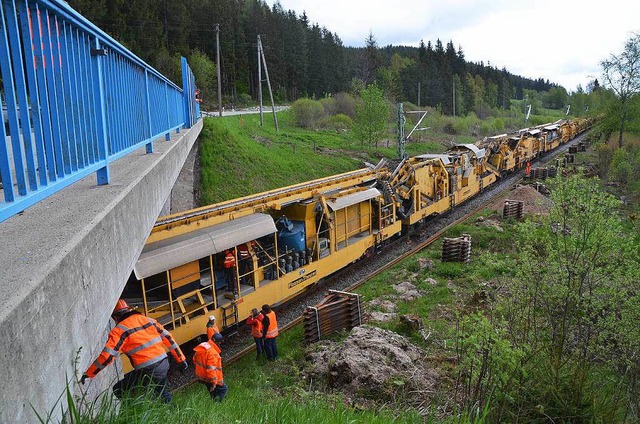 Gleisbettreinigung auf der Dreiseenbahnstrecke zwischen Aha und Seebrugg.   | Foto: Ralf Morys