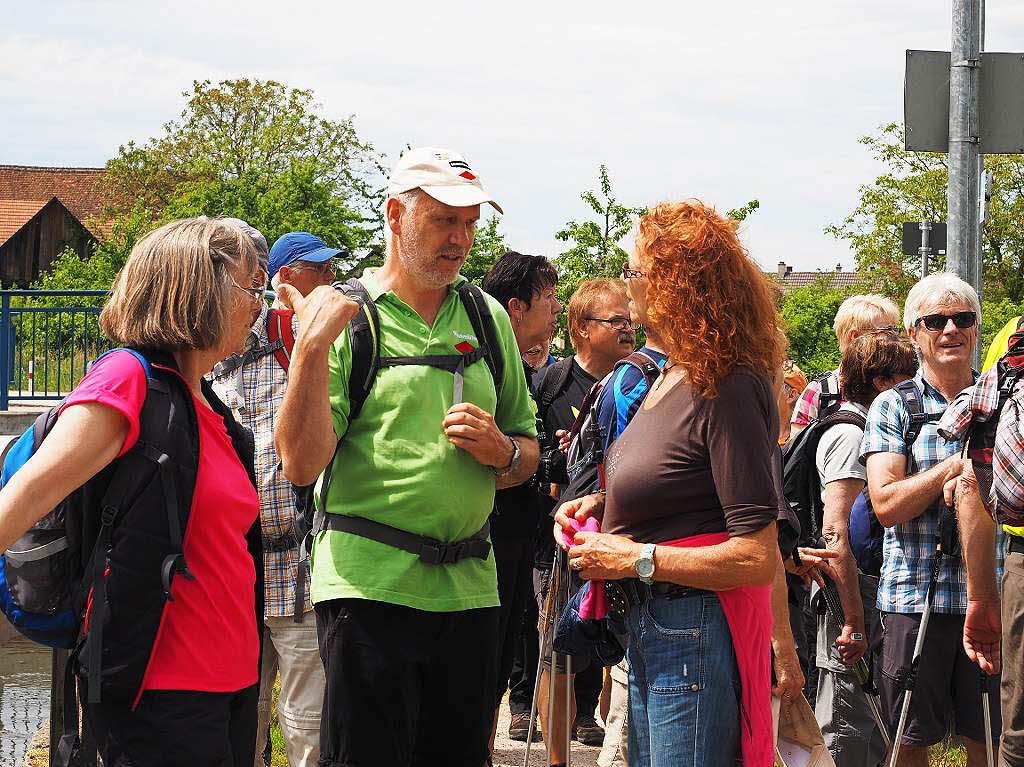 Wanderfhrer Glen Tobiason (links) erklrt den Ettenheimer Mhlenwanderweg.