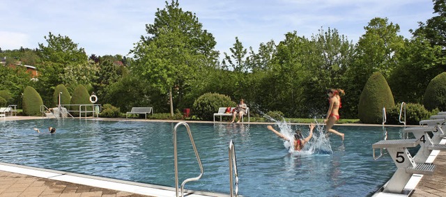 Gengend Platz zum Toben und Ruhen hat... in dieser Saison den Schwimmbadkiosk.  | Foto: Martha Weishaar