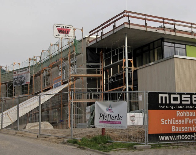 Der Neubau des  Bildungshauses in Ball...n-Dottingen nimmt immer mehr Form an.   | Foto: Sabine Model