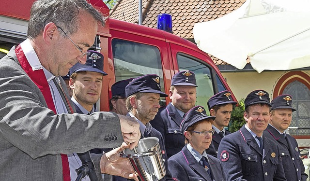 Pater Christoph Eichkorn erbat den Segen fr das neue Feuerwehrfahrzeug.   | Foto: Chris Seifried