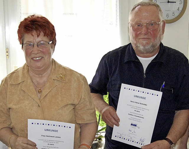 Zwei Mitglieder des VdK-Ortsverbands T...25 Jahre), Horst Schrder (40 Jahre)    | Foto: Werner Steinhart