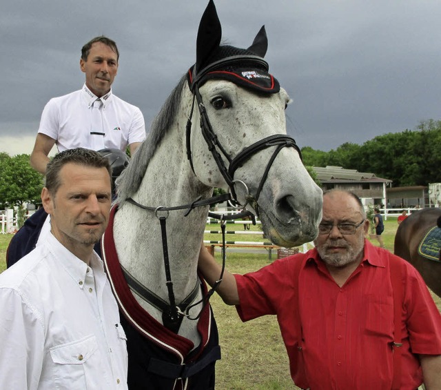 Hans-Dieter Dreher, hier mit dem RV-Vo... erfolgreiche Reiterin ausgezeichnet.   | Foto: Wendt