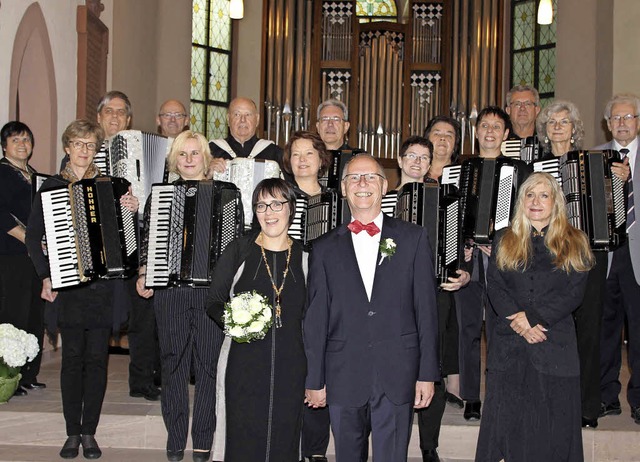 Der Harmonika-Club Haltingen umrahmte ...eonistin Sandra Lohwasser musikalisch.  | Foto: privat