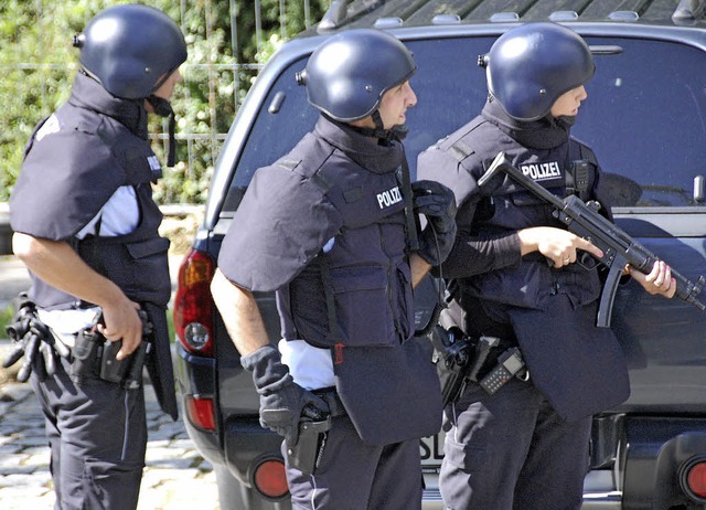 Schwer bewaffnete Polizeieinheiten suc...ch dem mutmalichen Mrder Fabrice A.   | Foto: Lauber
