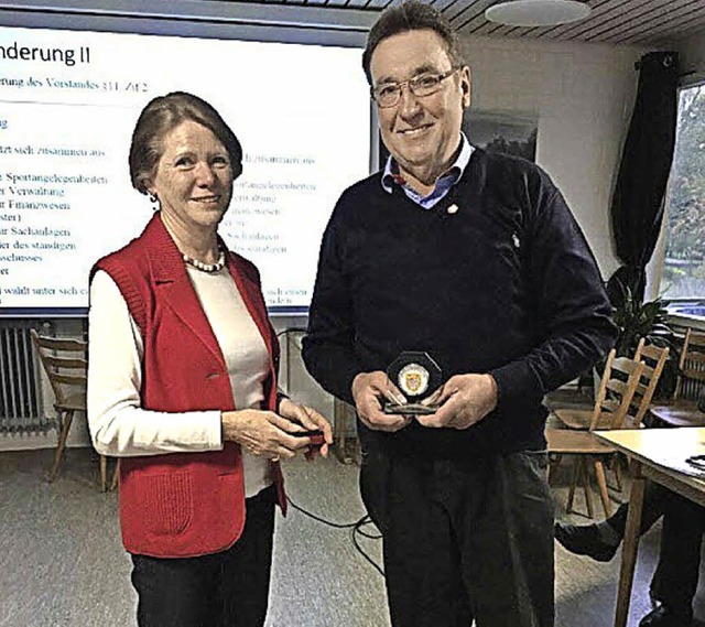 Die Ehrenvorsitzende Renate Lorenz be...Treue hlt, die   goldene Ehrennadel.   | Foto: Privat