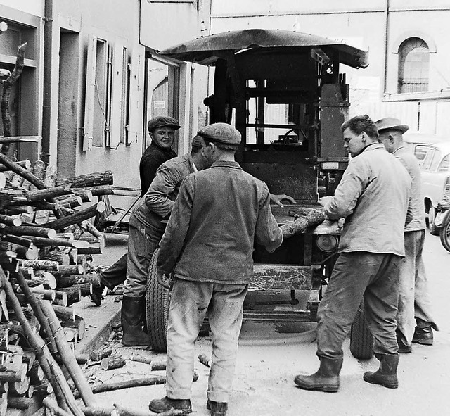 Holzhacken im Westend: Die Sger kamen...paltmaschine bis vor den Hauseingang.   | Foto: Armin E. Mller