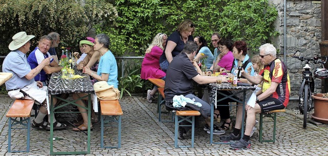 Zu Wein und Vesper trafen sich Einheim...uswrtige beim Mai-Hock in Btzingen.   | Foto: Mario Schneberg